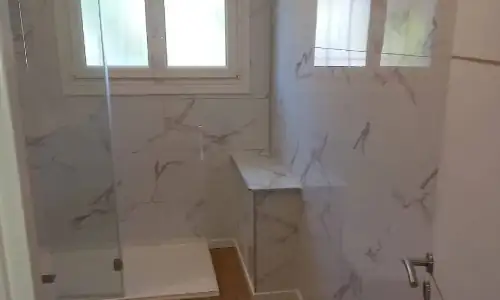 À partir de quand faut-il installer un siège dans la douche ?!?