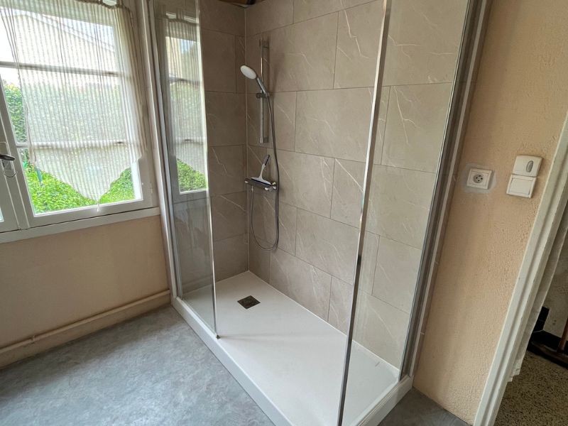 Transformation buanderie en douche moderne sur Villeneuve-sur-Lot