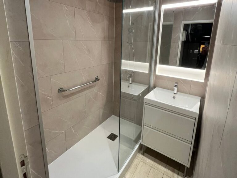 Remplacement d&rsquo;une baignoire par une douche moderne sur Bordeaux