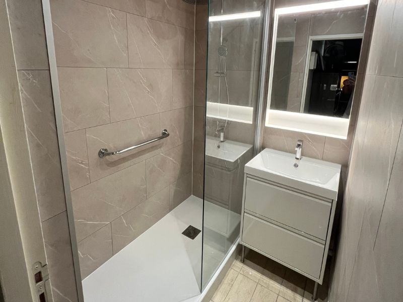 Remplacement d&rsquo;une baignoire par une douche moderne sur Bordeaux