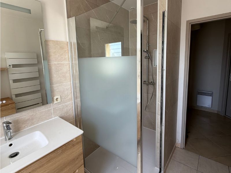 Pose d&rsquo;une douche en marbre sur Fauguerolles