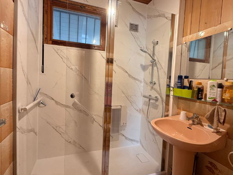 Agrandissement d&rsquo;un espace douche sur Saint Médard d’Eyrans