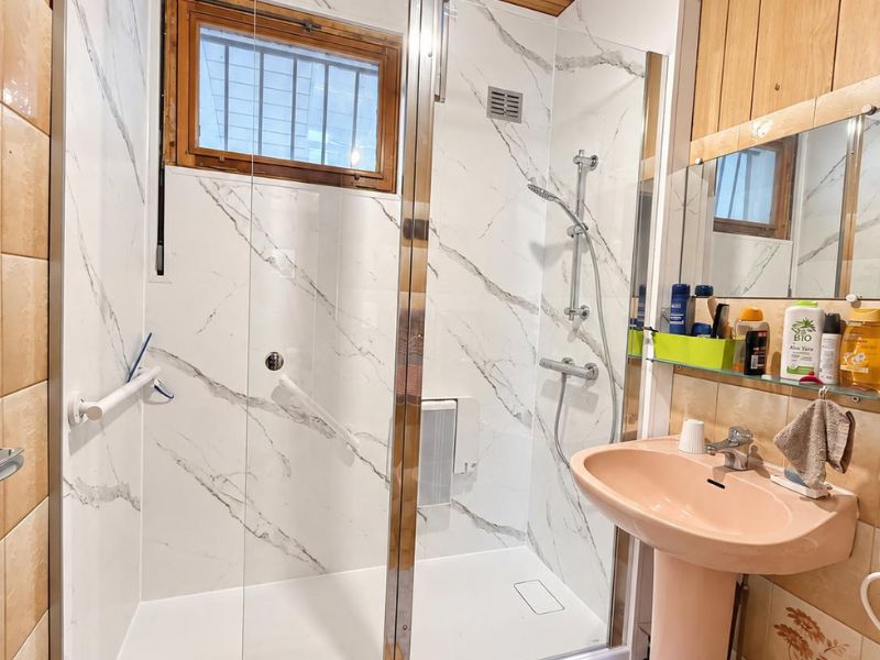 Agrandissement d&rsquo;un espace douche sur Saint Médard d’Eyrans