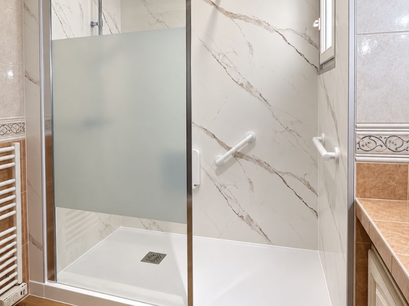 Transformation d’une ancienne baignoire en douche moderne sur Baron